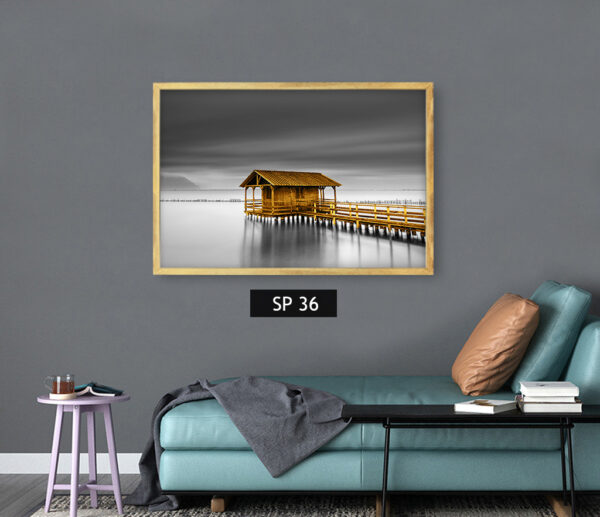 תמונת קנבס בקתת עץ על המים ועל רקע אפור SP 36