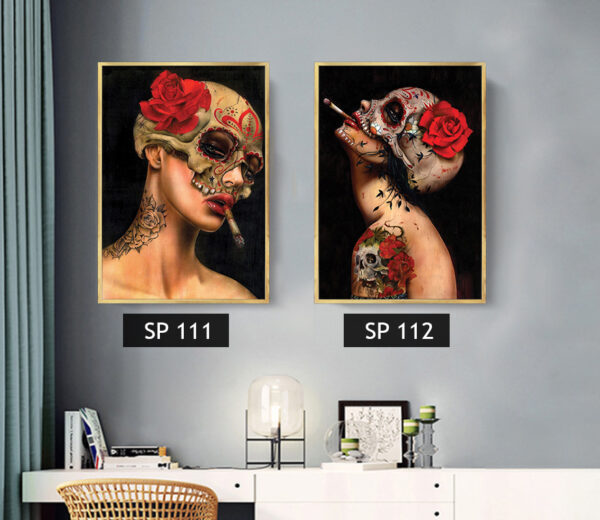 סט 2 תמונות קנבס אישה מעשנת עם קעקועים