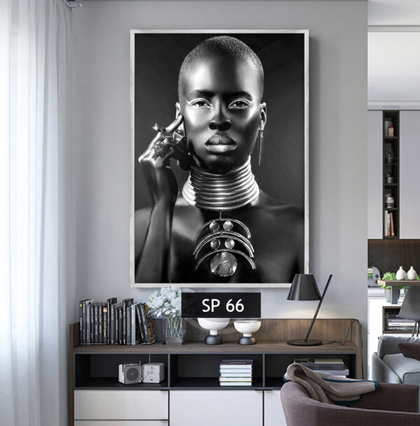 תמונת קנבס אישה עם תכשיטים בשחור לבן SP 66