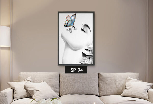 תמונת קנבס אישה בשחור לבן עם פרפר תכלת