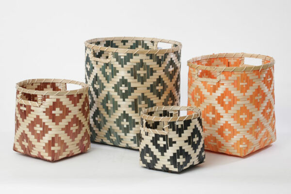 סט 4 סלסלות במבוק בגודל 35X35X36 30X30X32 25X25X23 20X20X17 בצבע טבעי+צבעוני