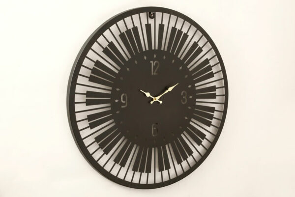 שעון קיר פסנתר בצבע שחור לבן במידות 60X60X3.5