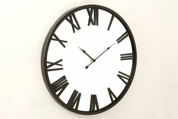 שעון קיר רומי FONTAINE בצבע שחור לבן במידות 60X60X3.5