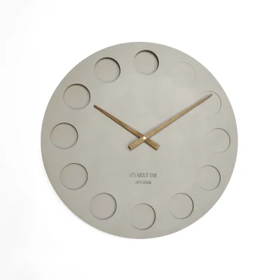 שעון עיגולים מבטון