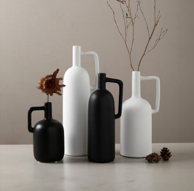 אגרטל ידית בצבע שחור ולבן